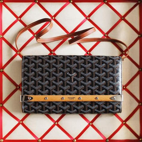 buy goyard clutch bag.